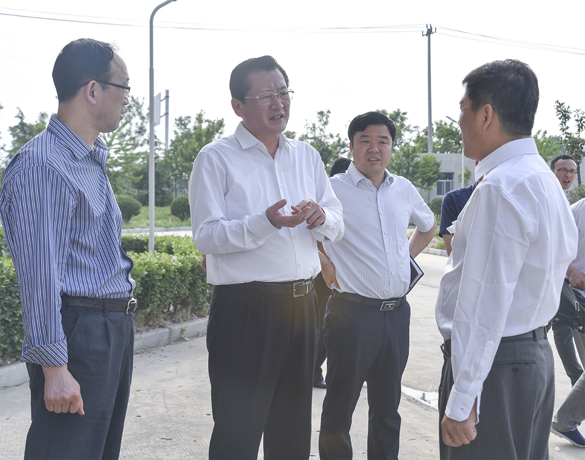 徐州市委常委、徐州經(jīng)濟技術開發(fā)區(qū)黨工委書記王強參觀升華電梯“無人化工廠”(圖5)