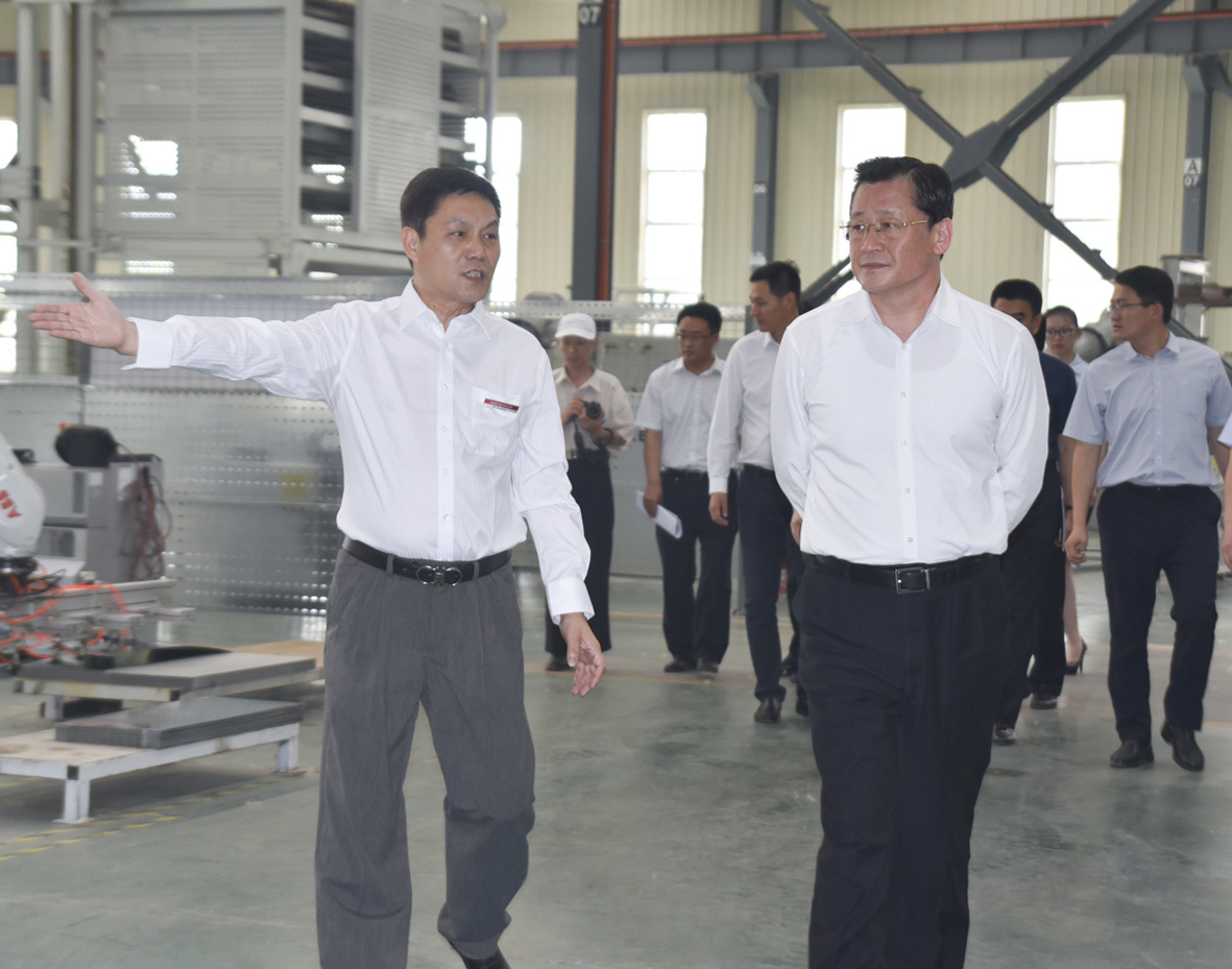 徐州市委常委、徐州經(jīng)濟技術開發(fā)區(qū)黨工委書記王強參觀升華電梯“無人化工廠”(圖3)